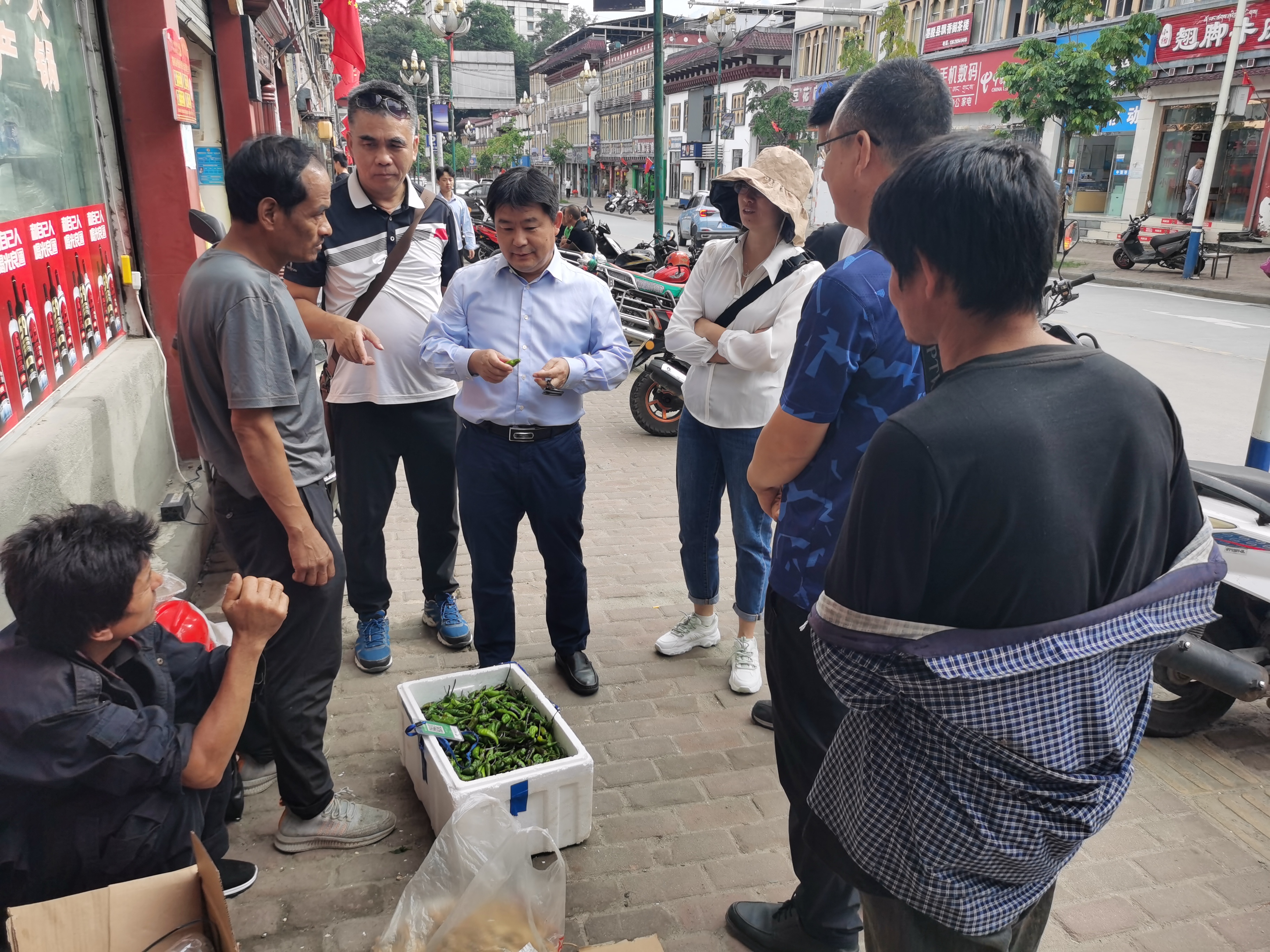 專家組調研墨脫縣城菜市場.jpg